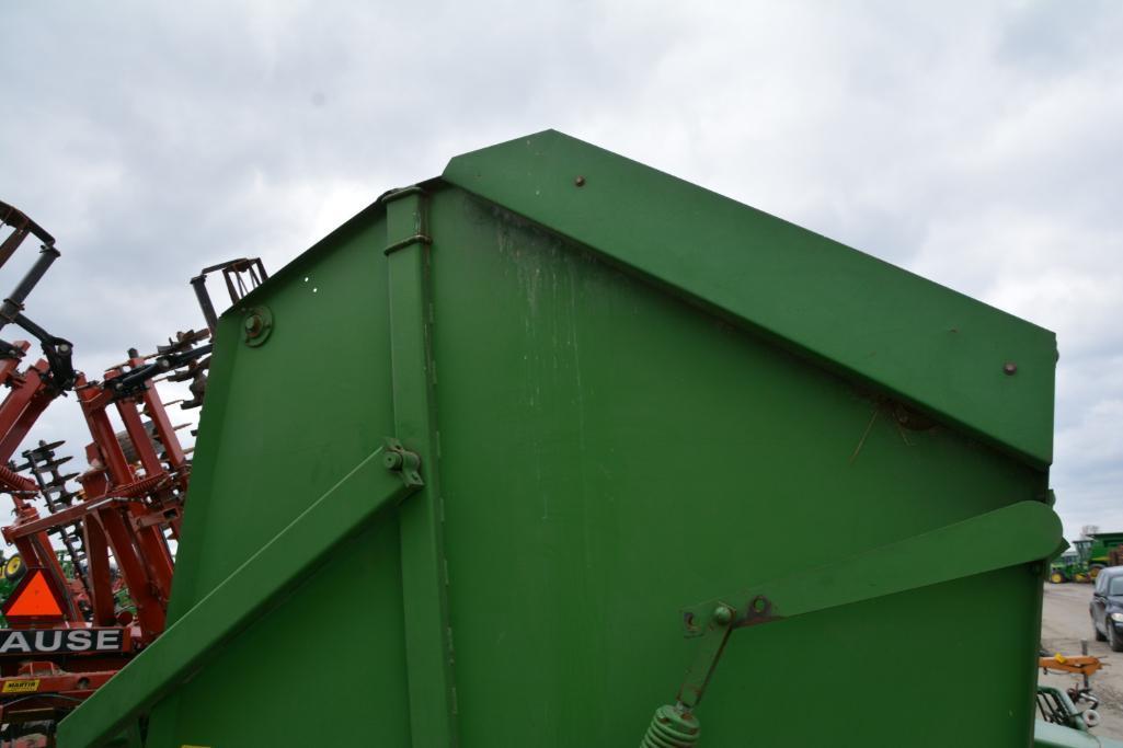 John Deere 510 round baler