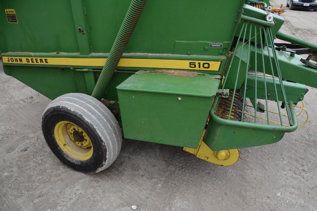 John Deere 510 round baler