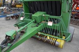 John Deere 510 round baler