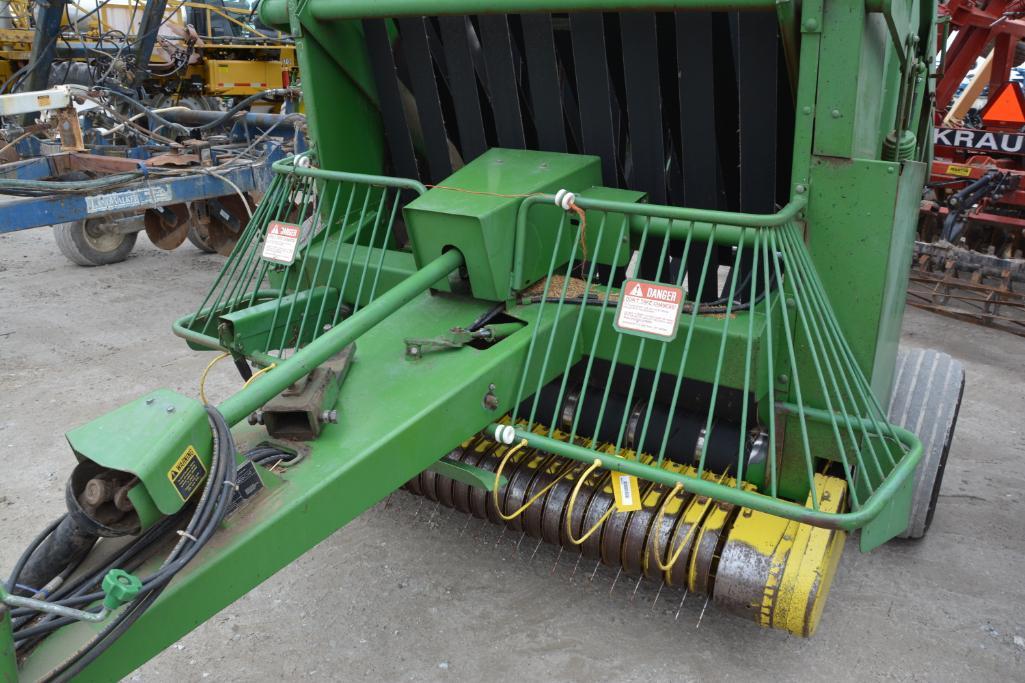 John Deere 510 round baler