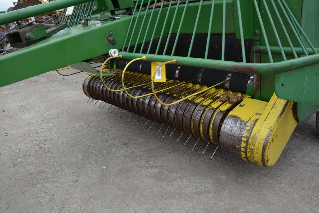John Deere 510 round baler