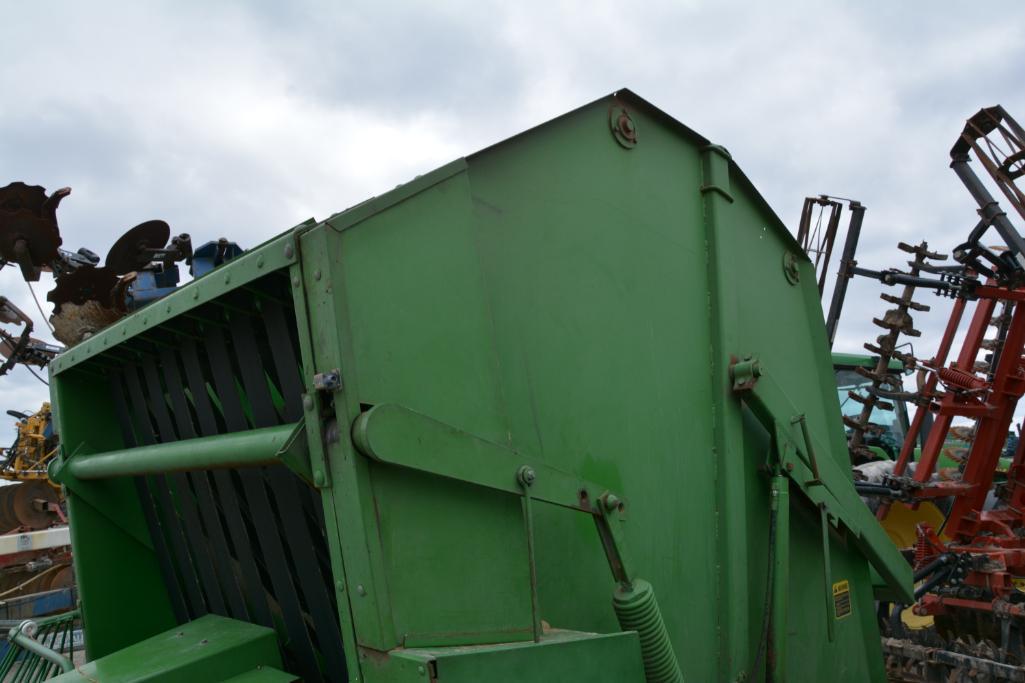 John Deere 510 round baler
