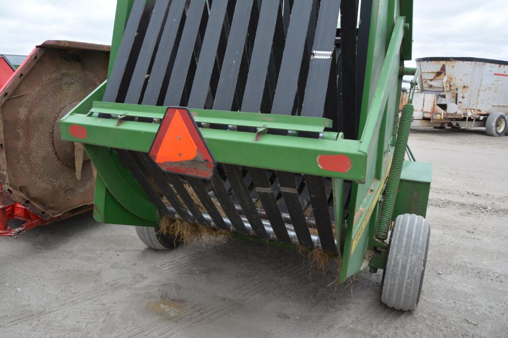 John Deere 510 round baler