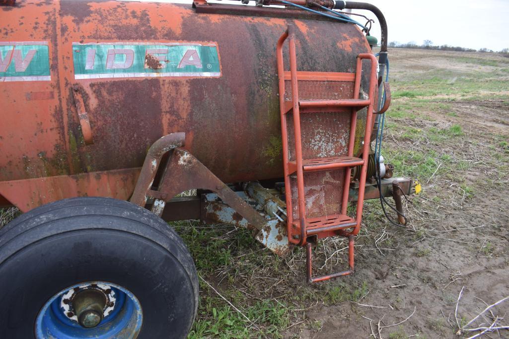 New Idea 1,100 gal. manure tank