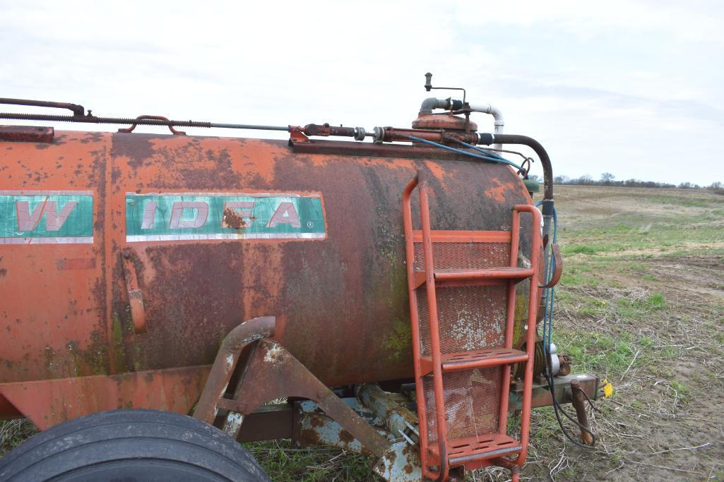 New Idea 1,100 gal. manure tank