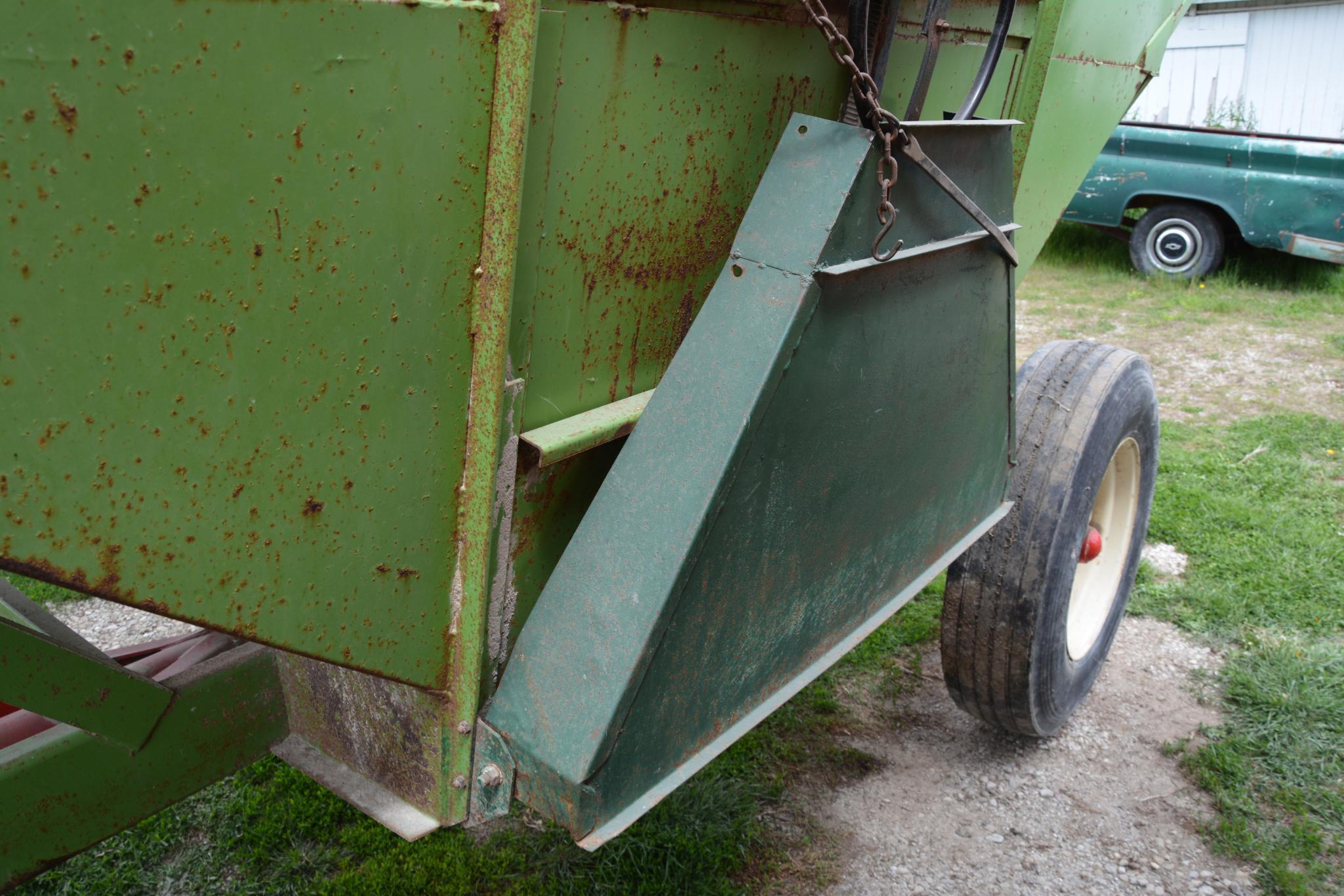Parker 2600 gravity wagon