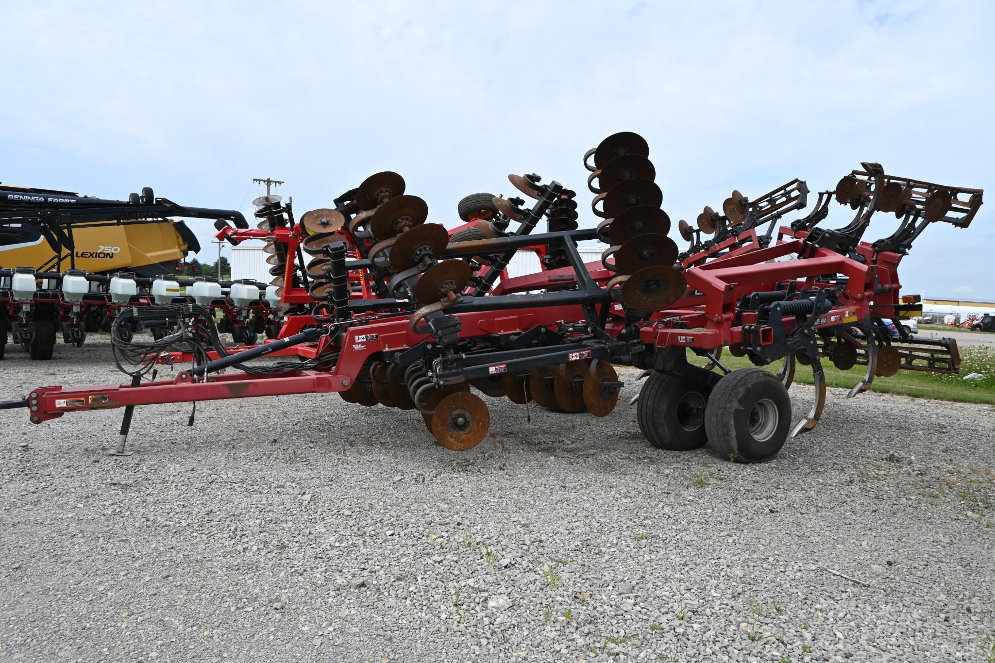 2011 Case-IH 870 11-shank disc-ripper