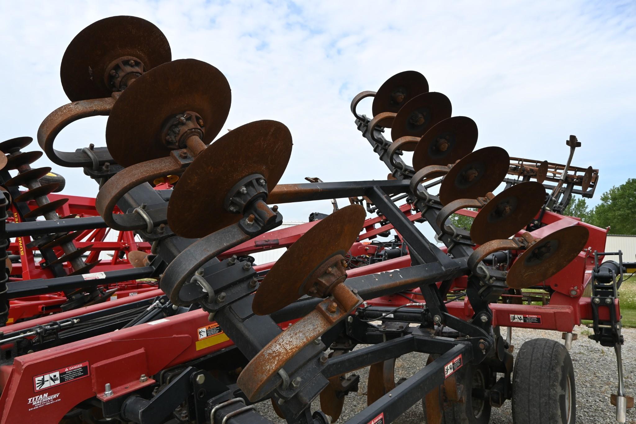 2011 Case-IH 870 11-shank disc-ripper