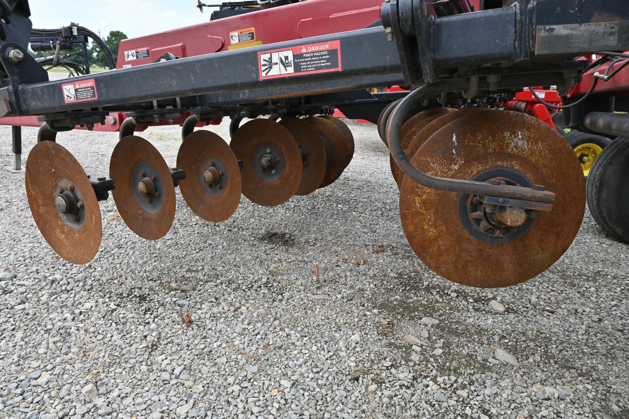 2011 Case-IH 870 11-shank disc-ripper