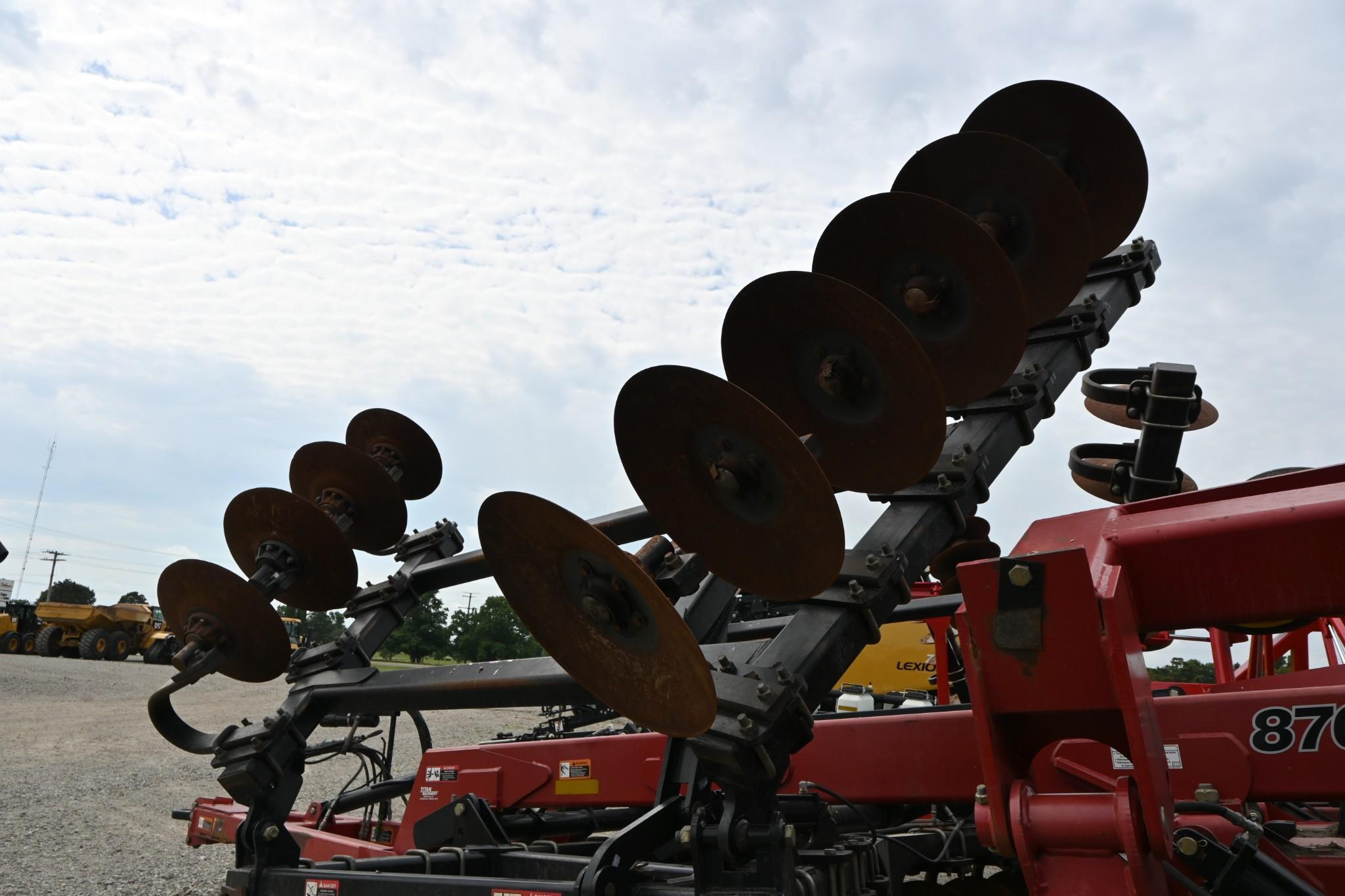 2011 Case-IH 870 11-shank disc-ripper