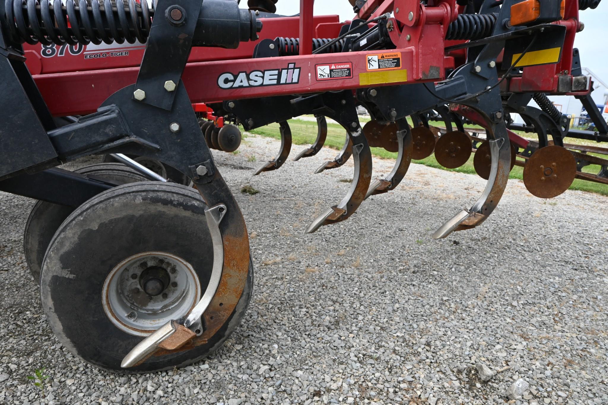 2011 Case-IH 870 11-shank disc-ripper