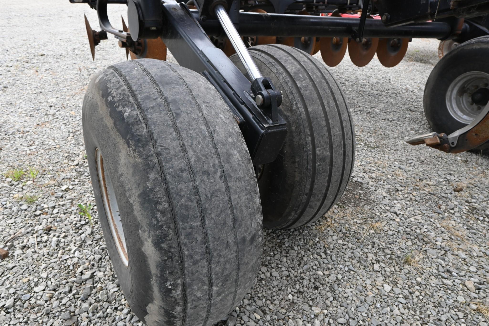 2011 Case-IH 870 11-shank disc-ripper