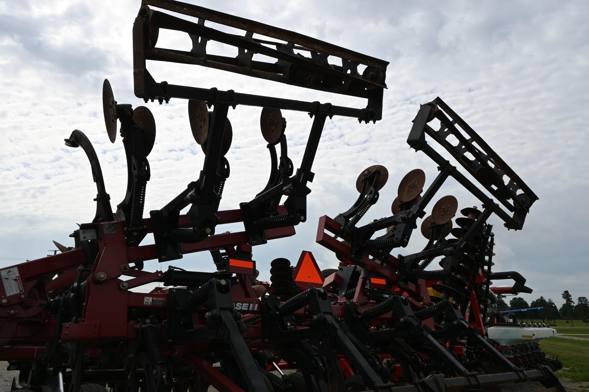 2011 Case-IH 870 11-shank disc-ripper