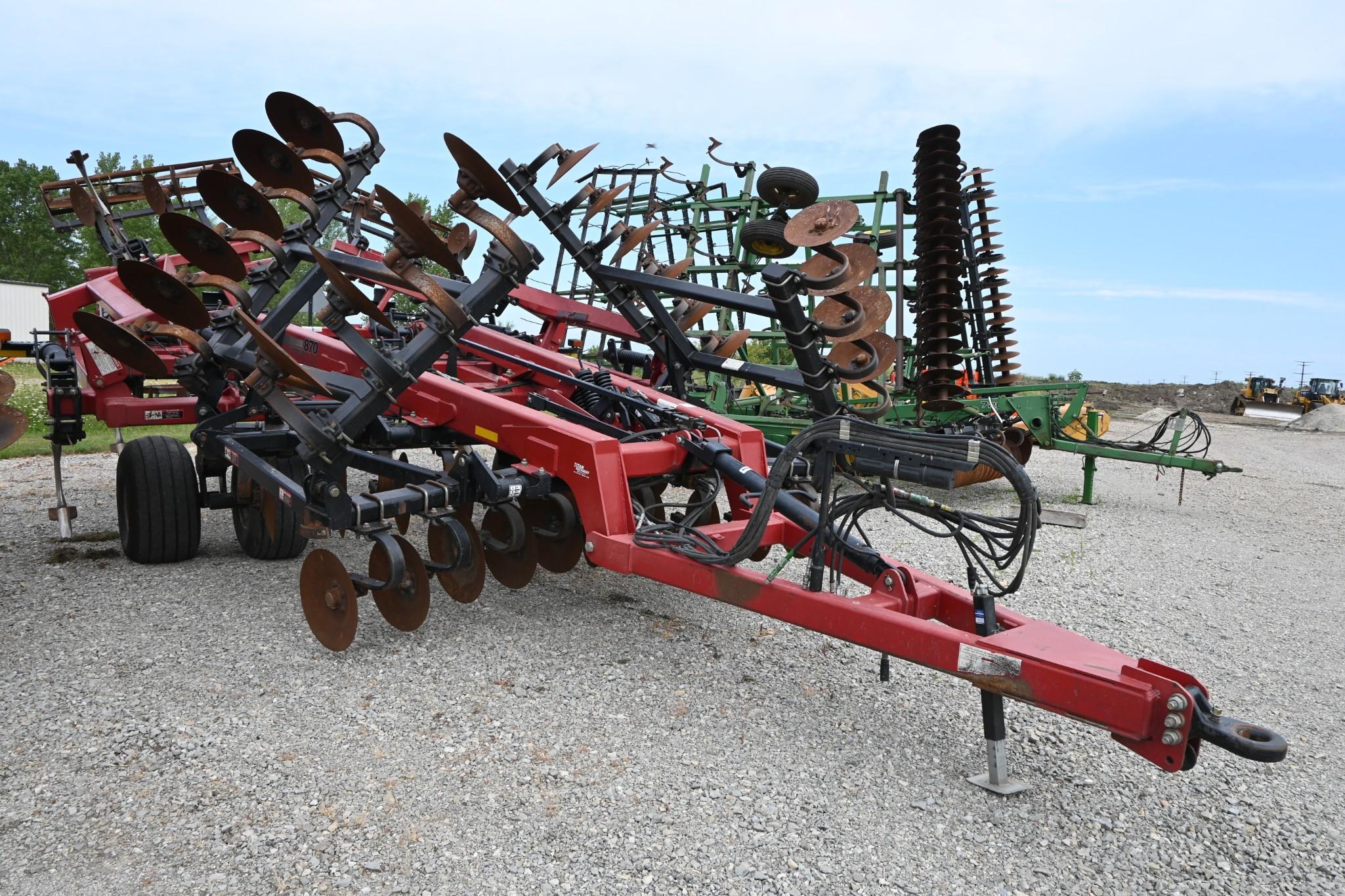 2011 Case-IH 870 11-shank disc-ripper