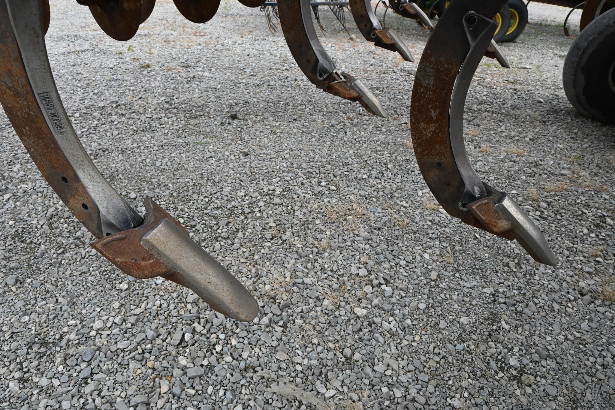 2011 Case-IH 870 11-shank disc-ripper