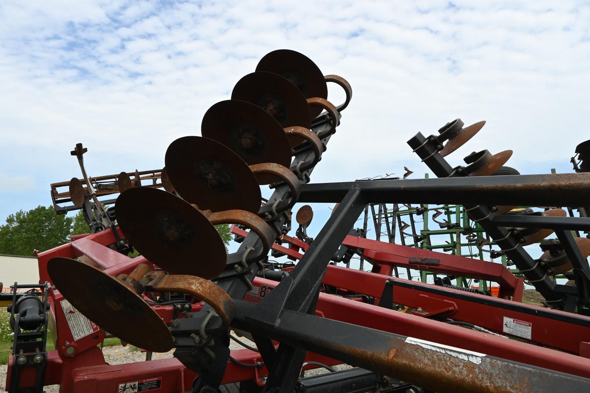 2011 Case-IH 870 11-shank disc-ripper