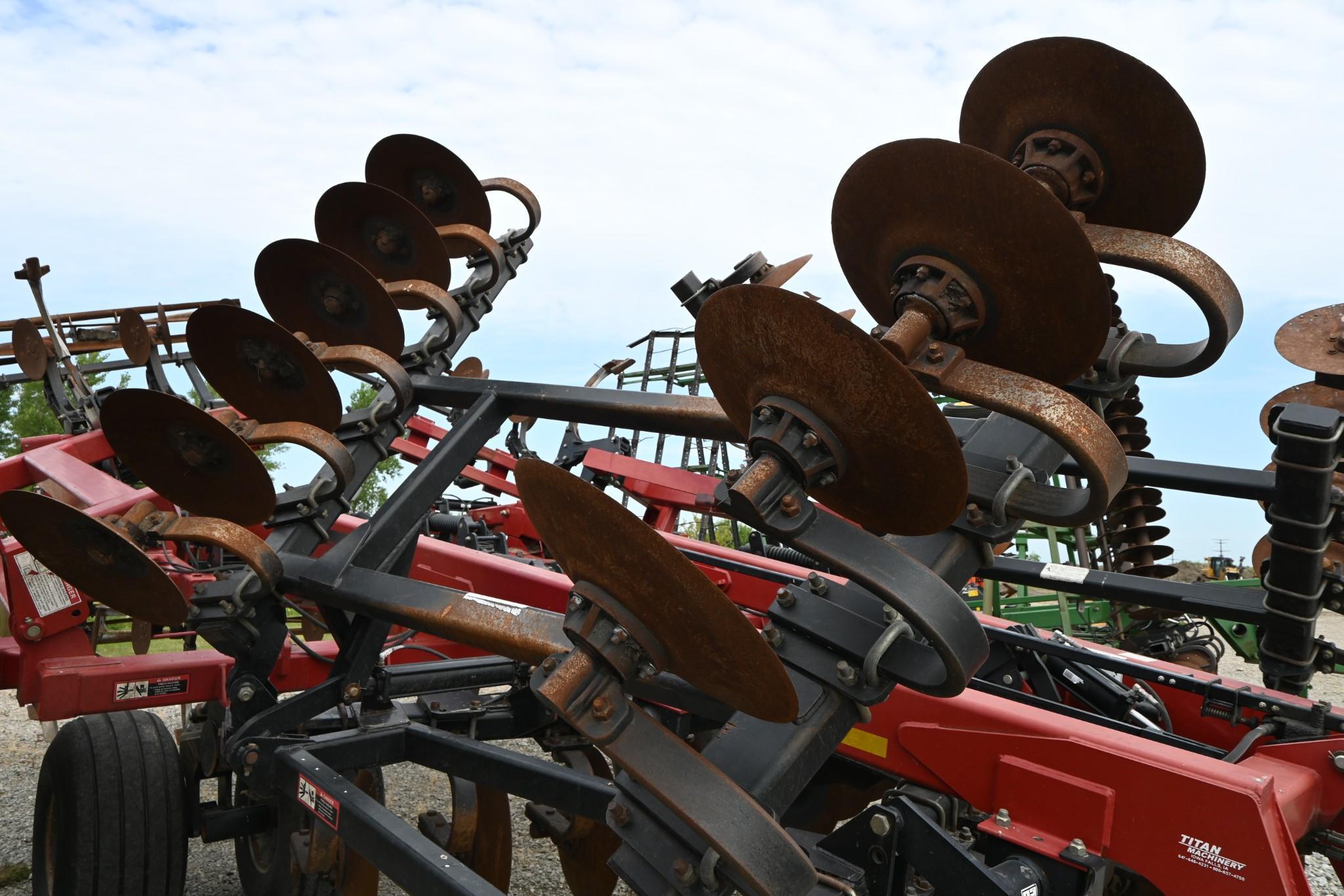 2011 Case-IH 870 11-shank disc-ripper
