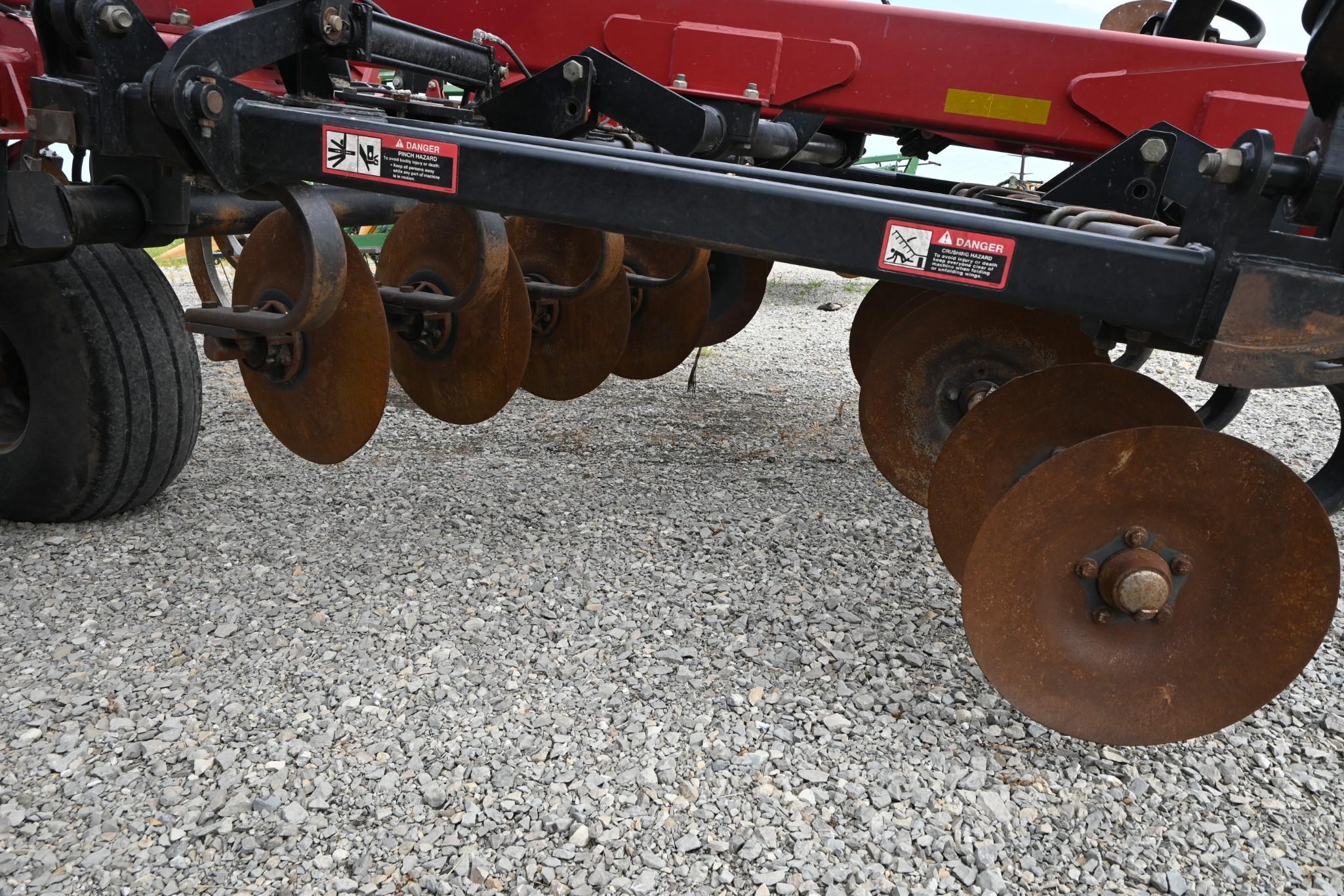 2011 Case-IH 870 11-shank disc-ripper