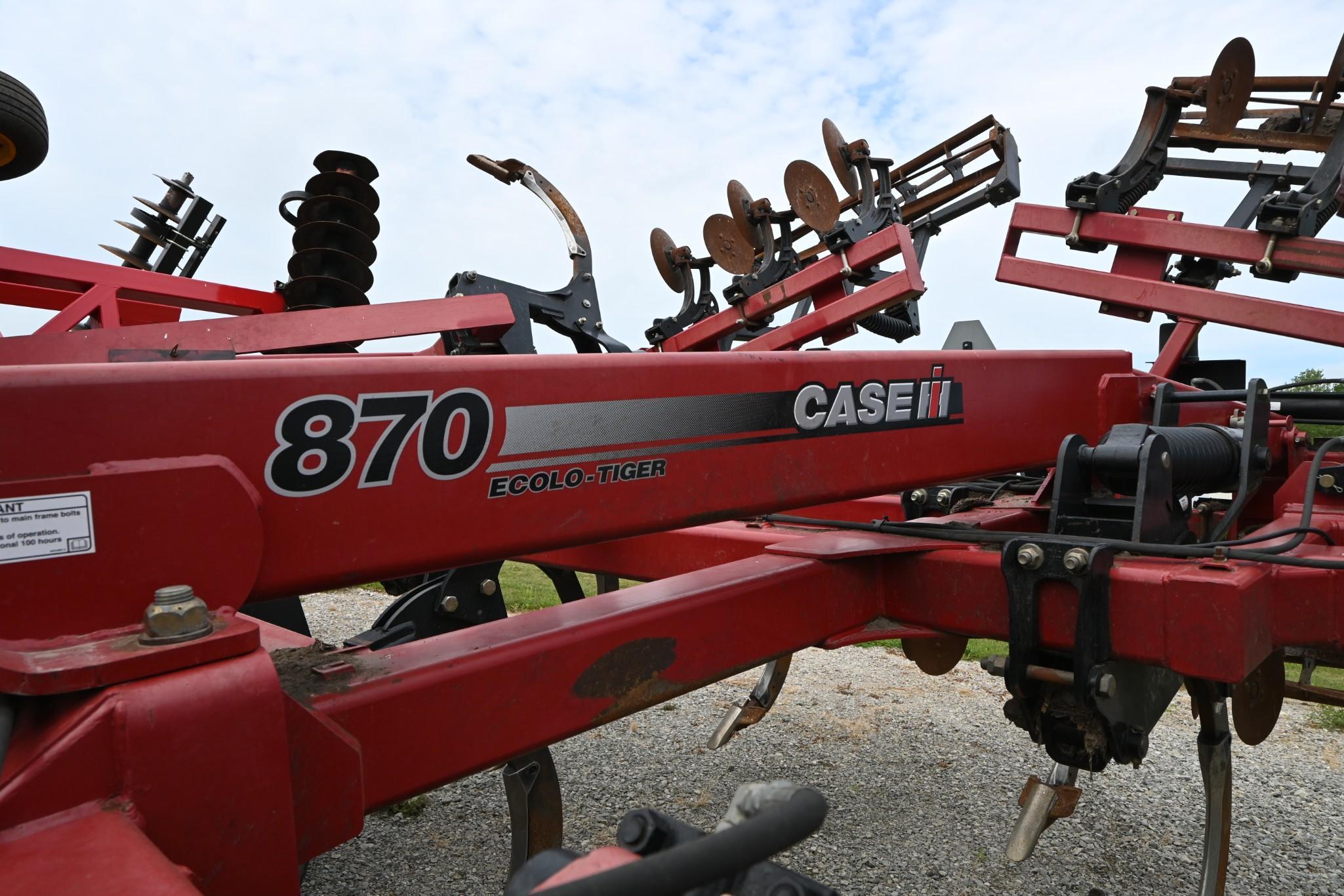 2011 Case-IH 870 11-shank disc-ripper