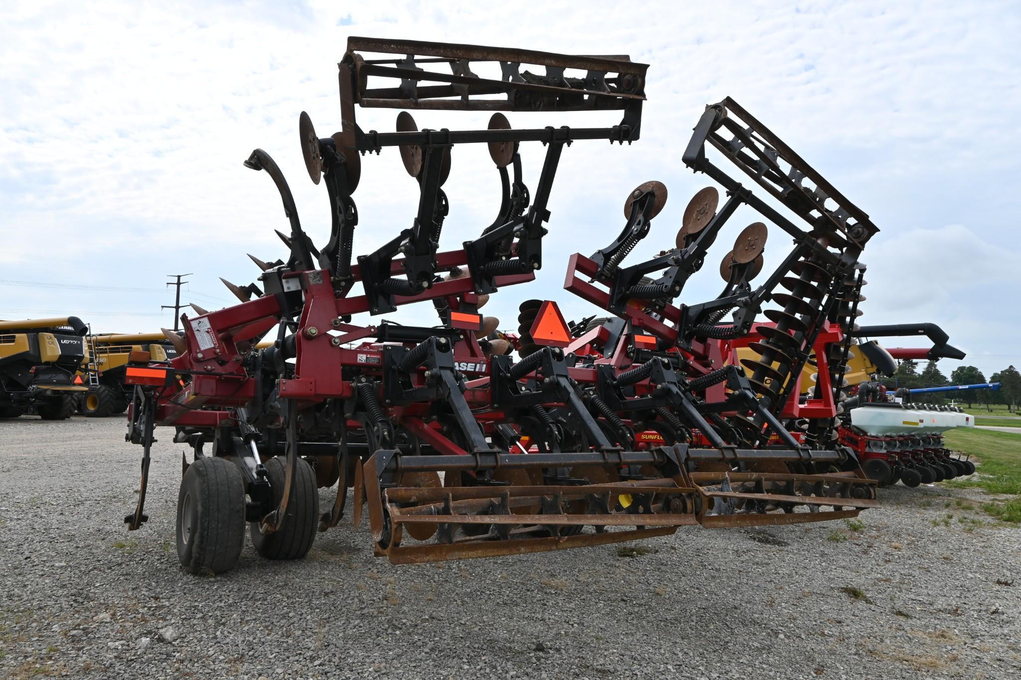 2011 Case-IH 870 11-shank disc-ripper