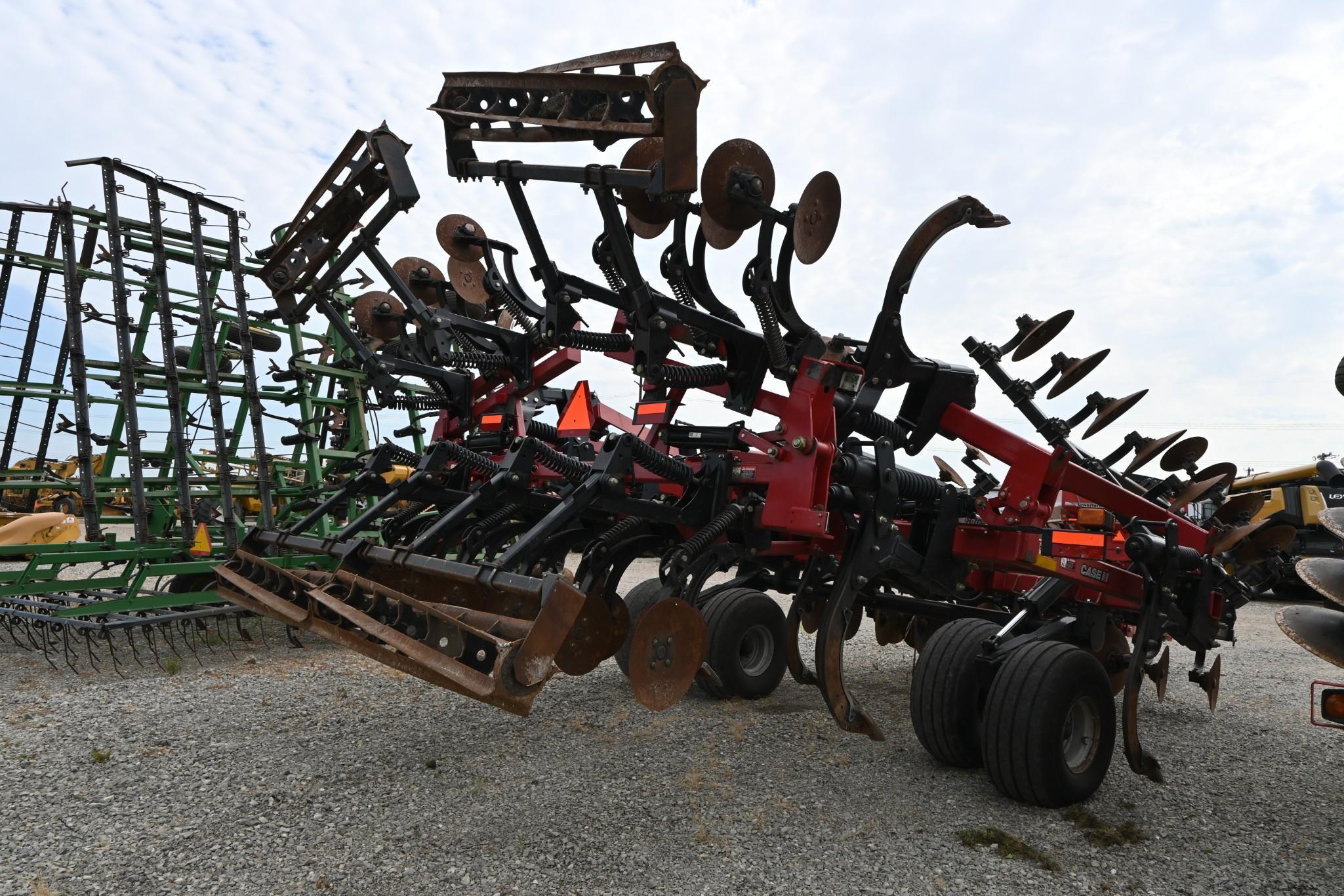2011 Case-IH 870 11-shank disc-ripper