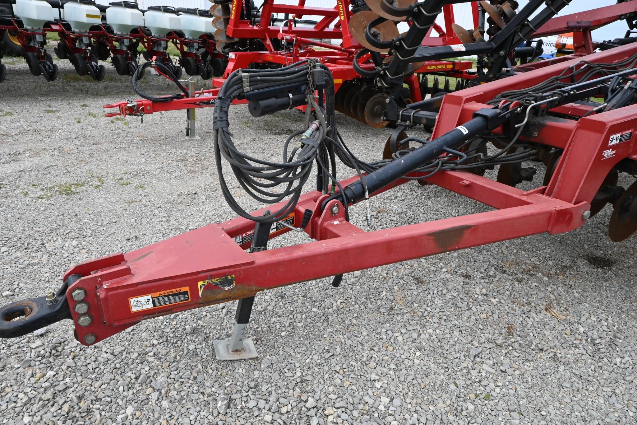 2011 Case-IH 870 11-shank disc-ripper