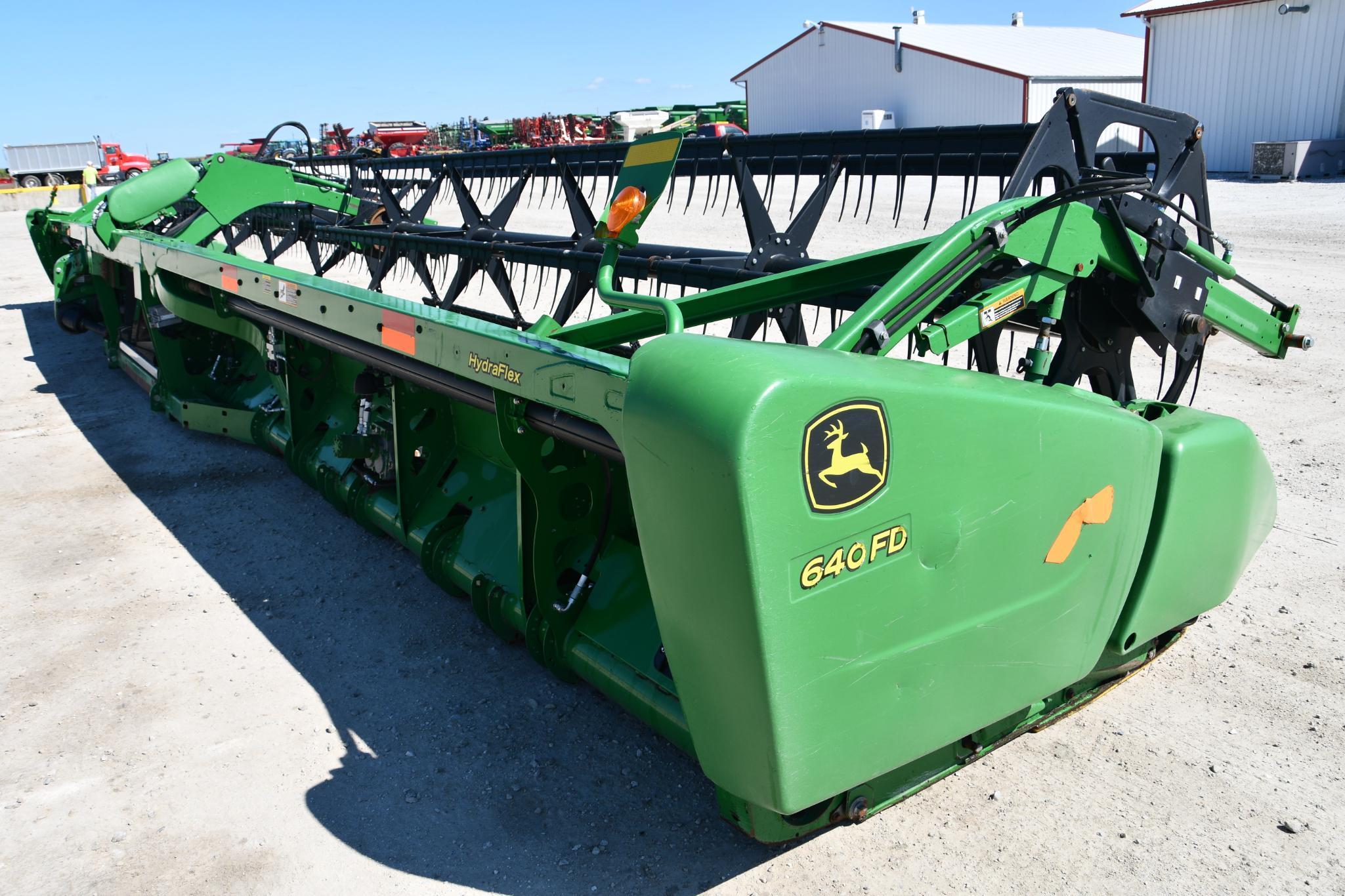 2013 John Deere 640FD 40' flex draper head