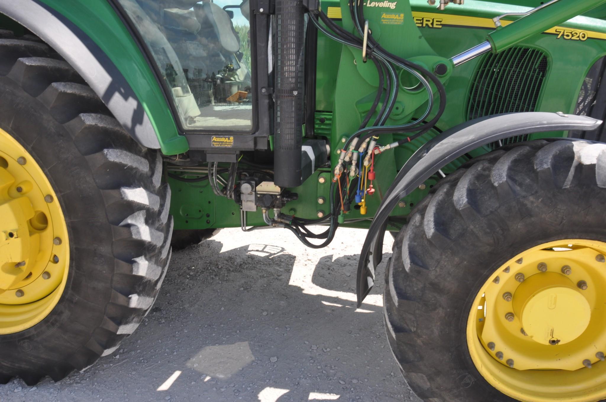2003 John Deere 7520 MFWD tractor