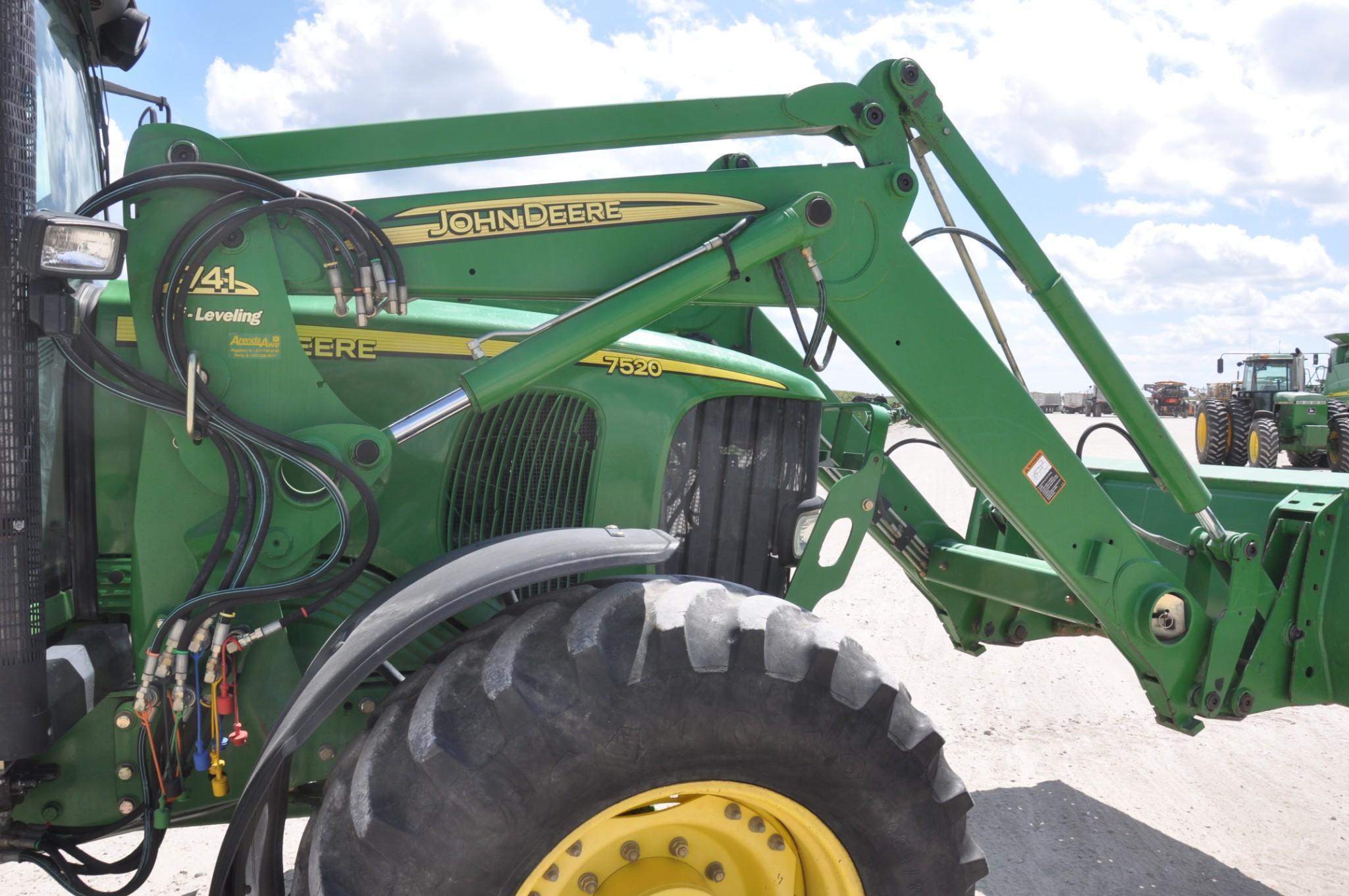 2003 John Deere 7520 MFWD tractor