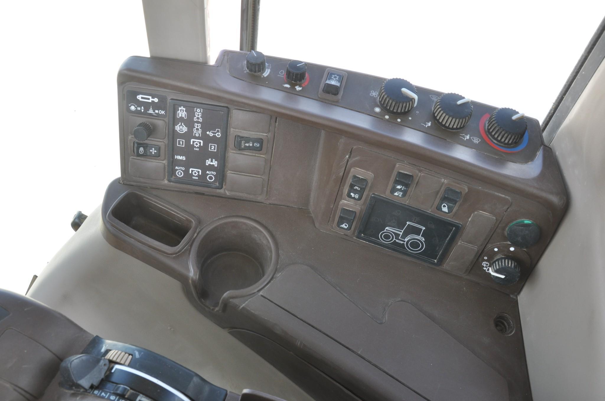 2003 John Deere 7520 MFWD tractor