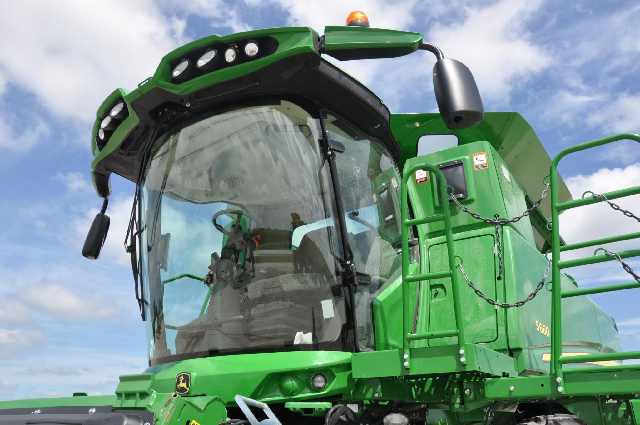 2017 John Deere S660 2wd combine