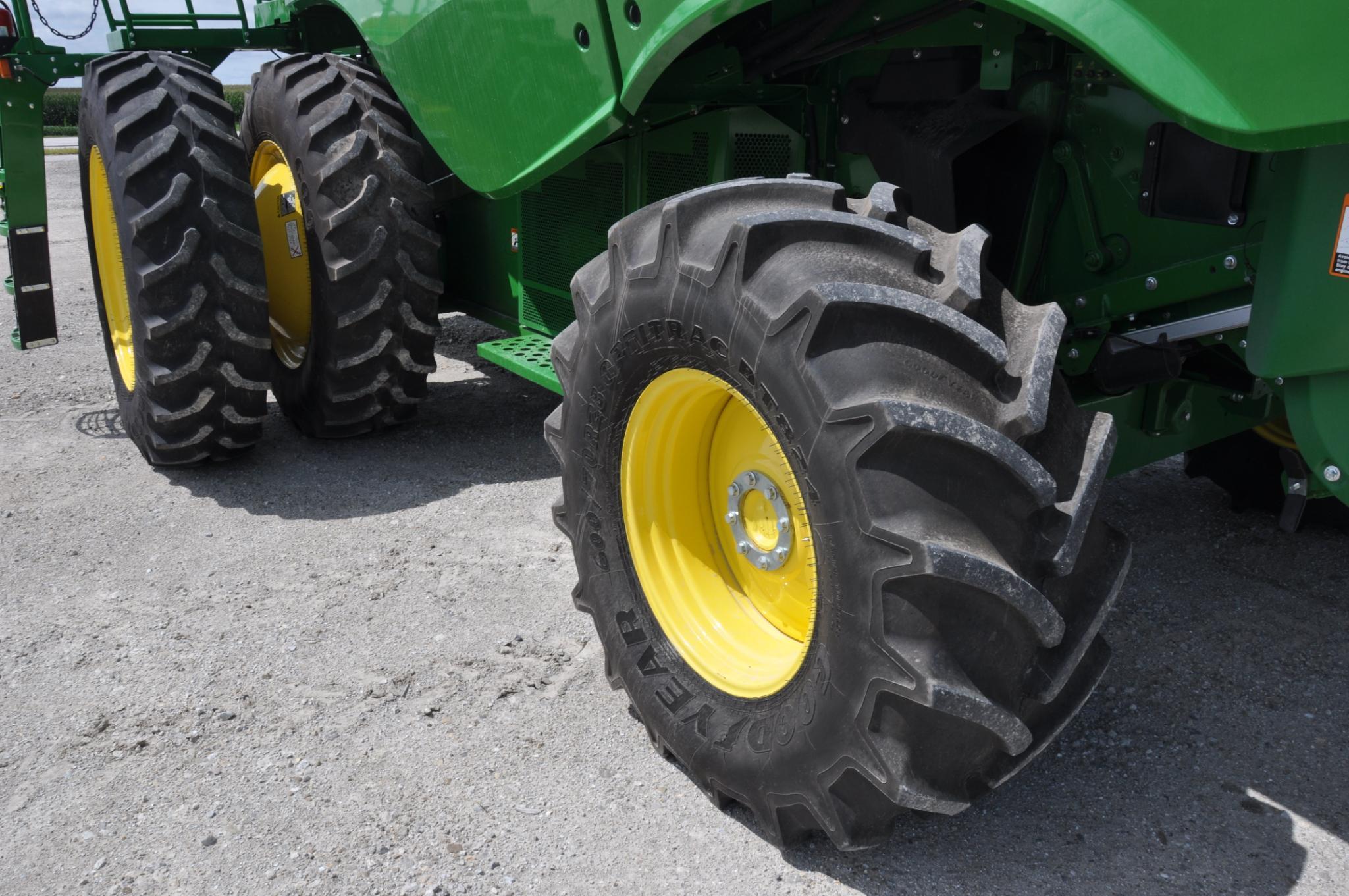 2017 John Deere S660 2wd combine