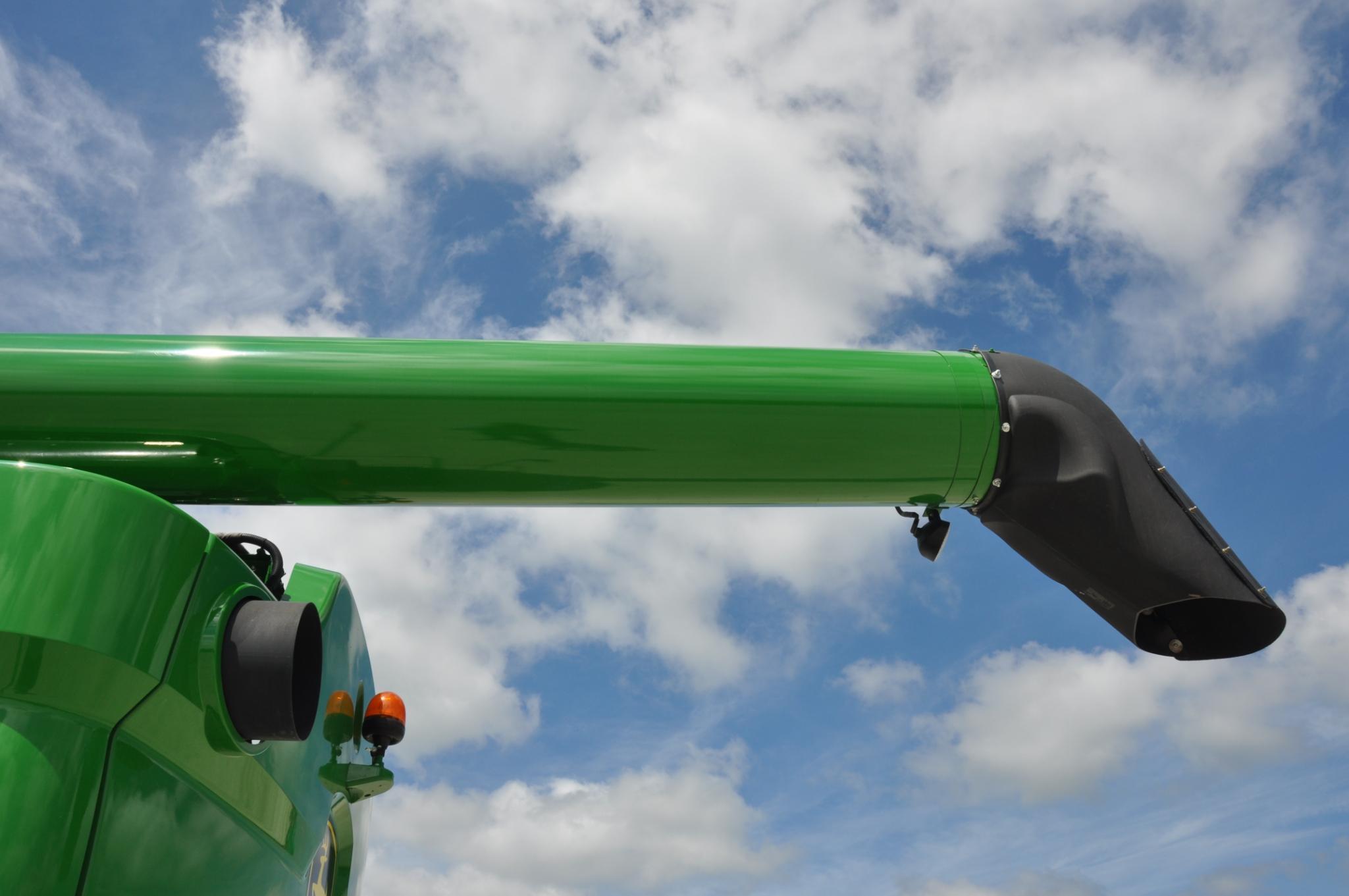 2017 John Deere S660 2wd combine