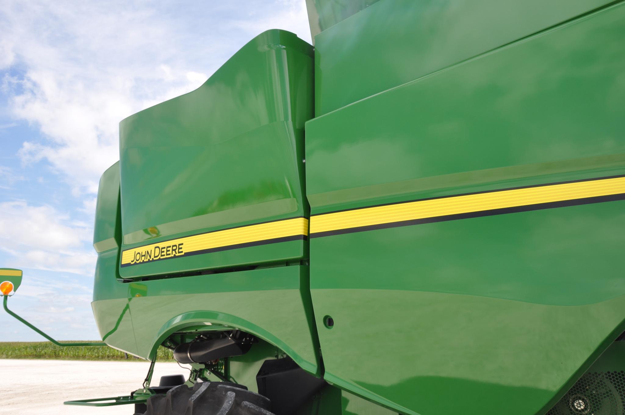 2017 John Deere S660 2wd combine
