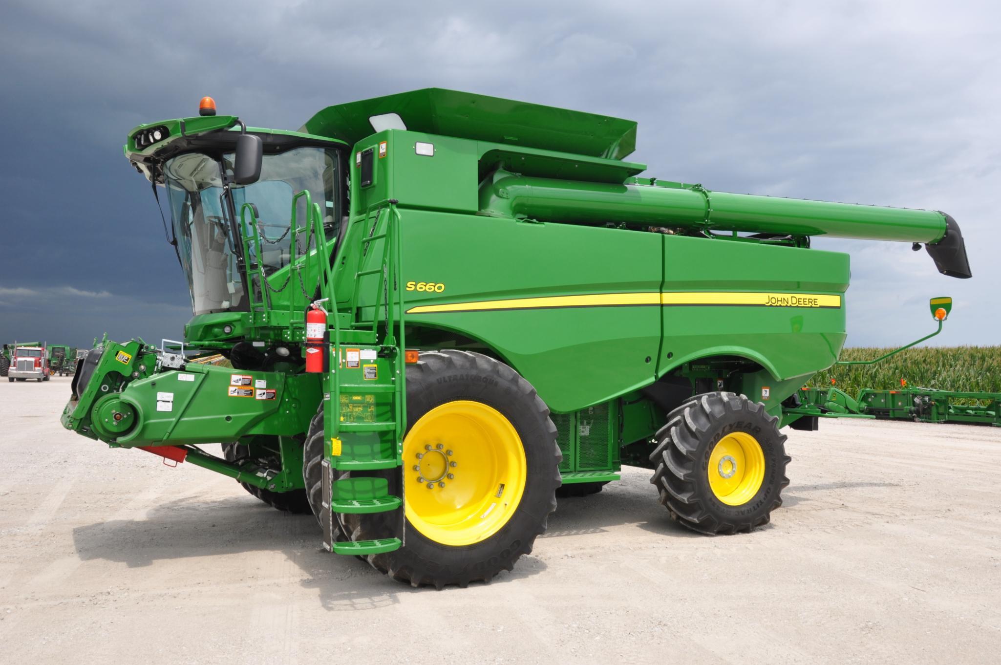 2017 John Deere S660 2wd combine