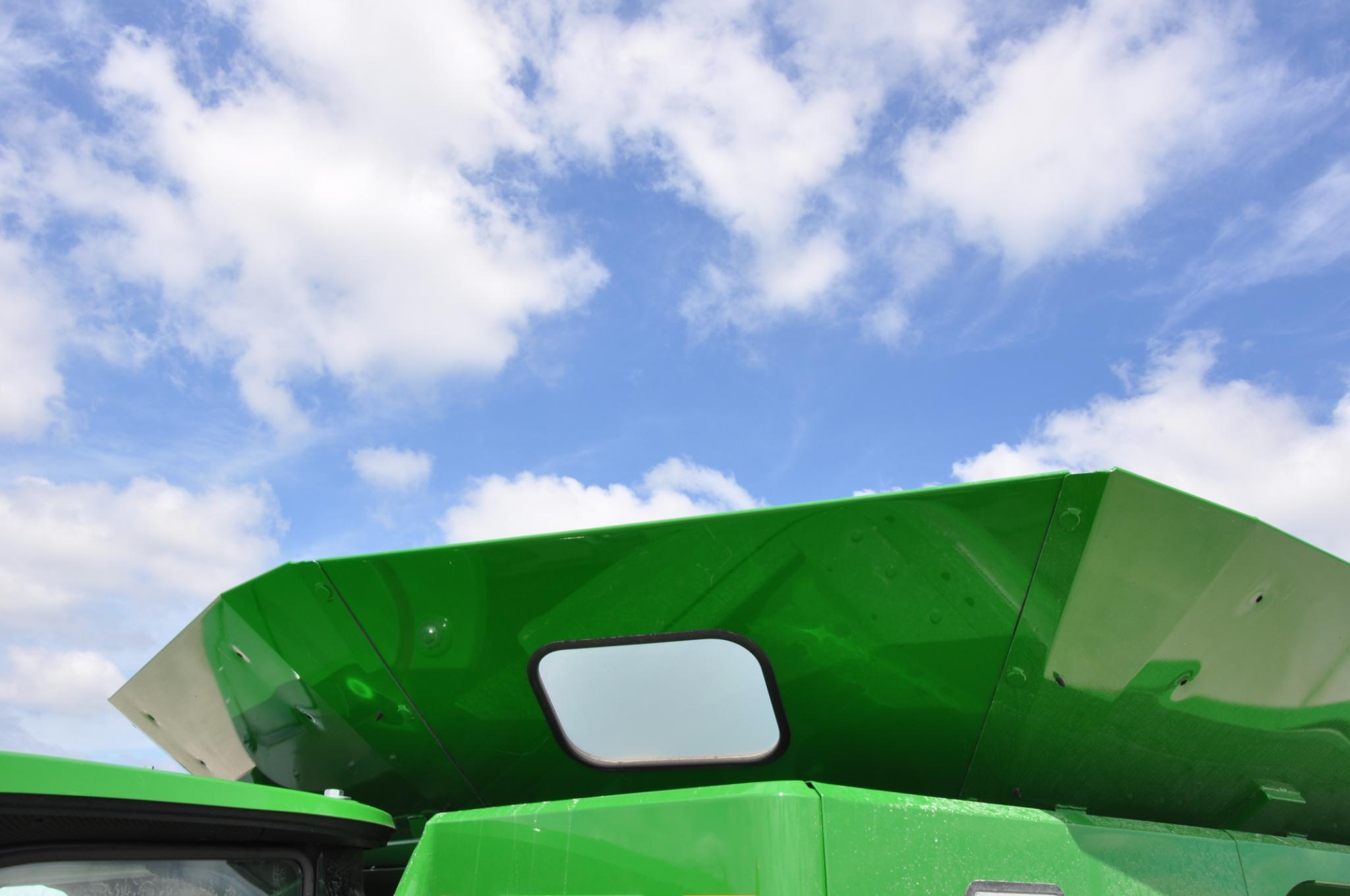 2017 John Deere S660 2wd combine