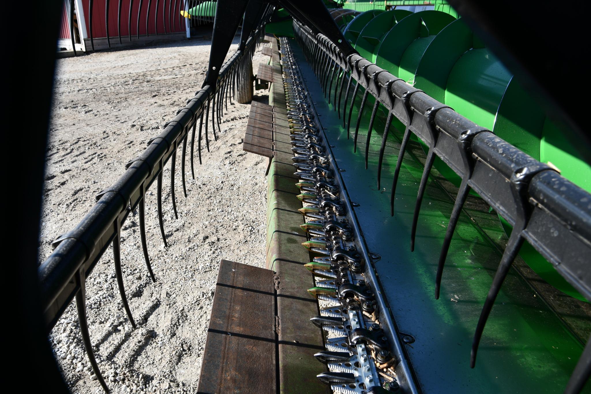 2009 John Deere 630F 30' HydraFlex platform