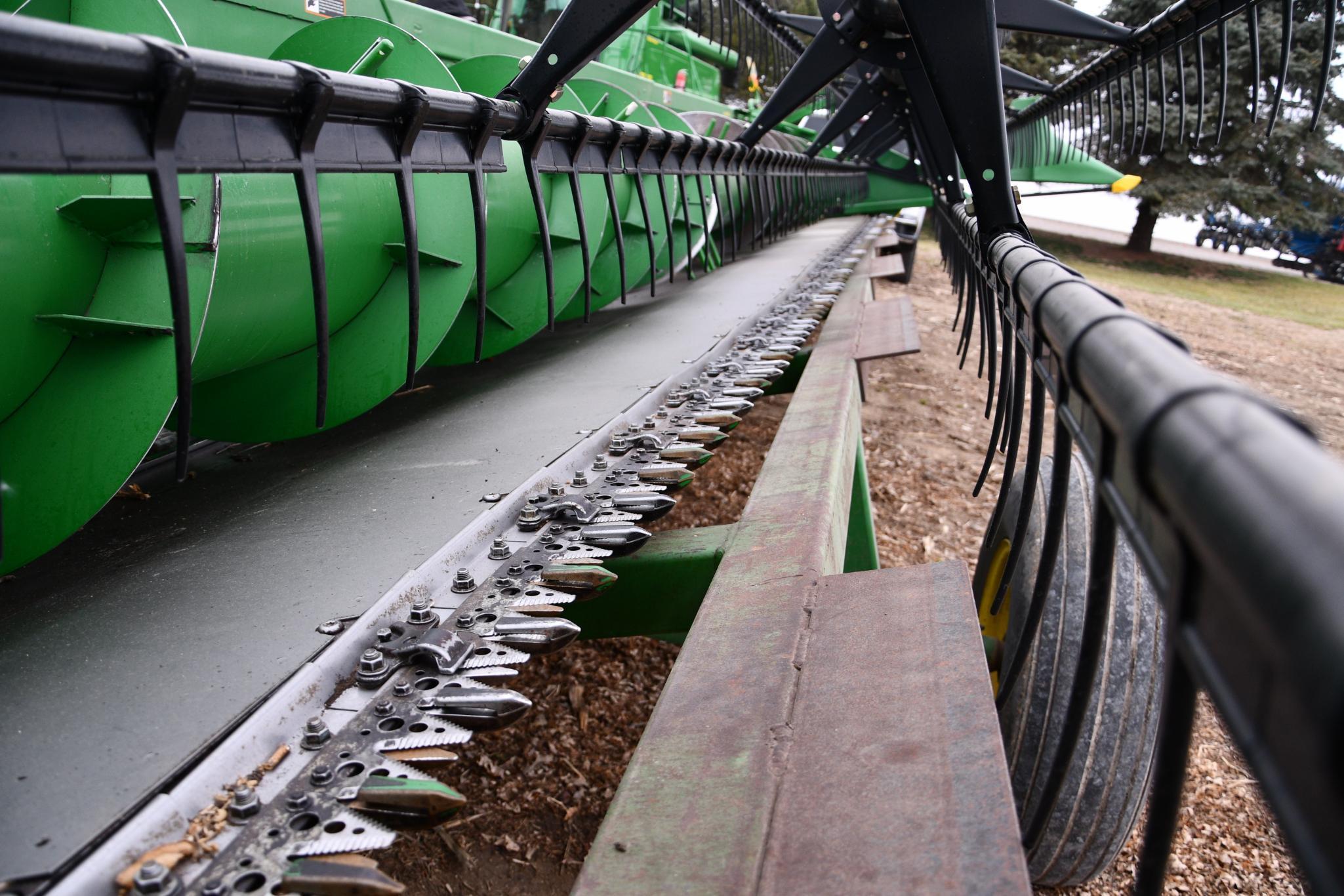 2009 John Deere 630F 30' HydraFlex platform