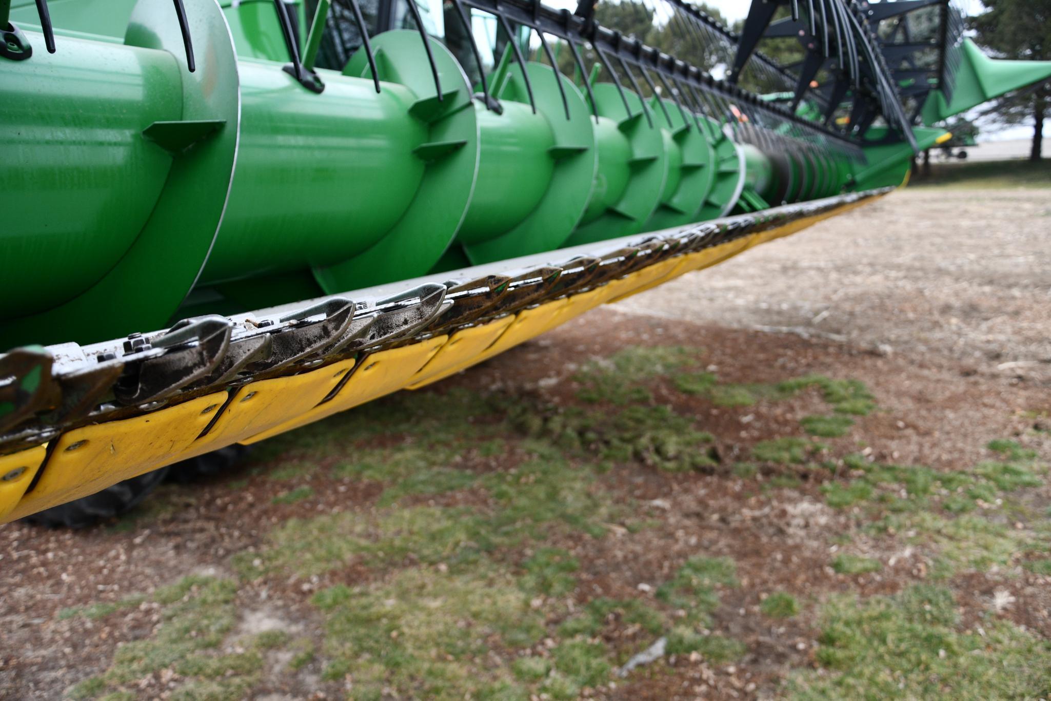 2009 John Deere 630F 30' HydraFlex platform