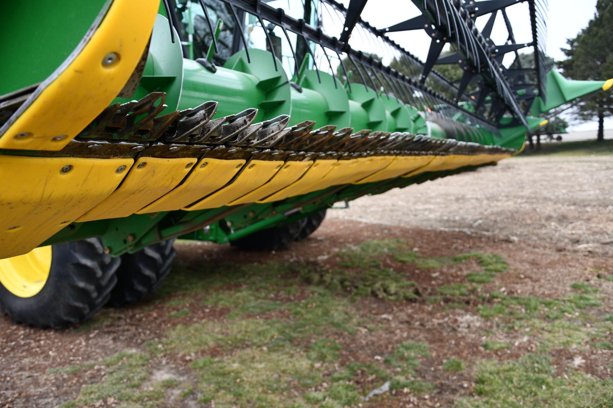 2009 John Deere 630F 30' HydraFlex platform