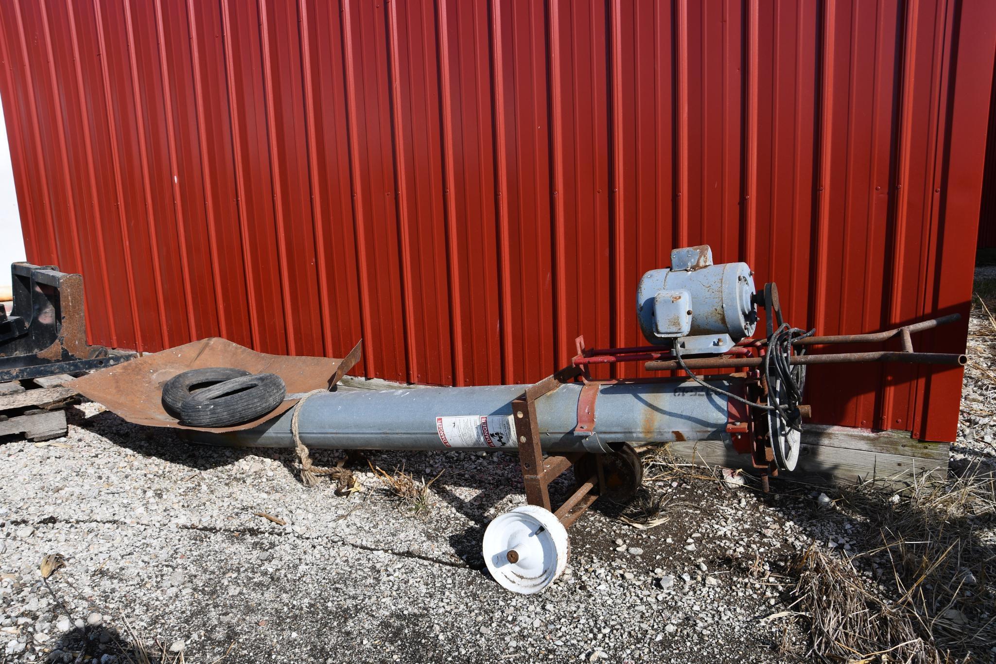 Short transfer auger with hopper