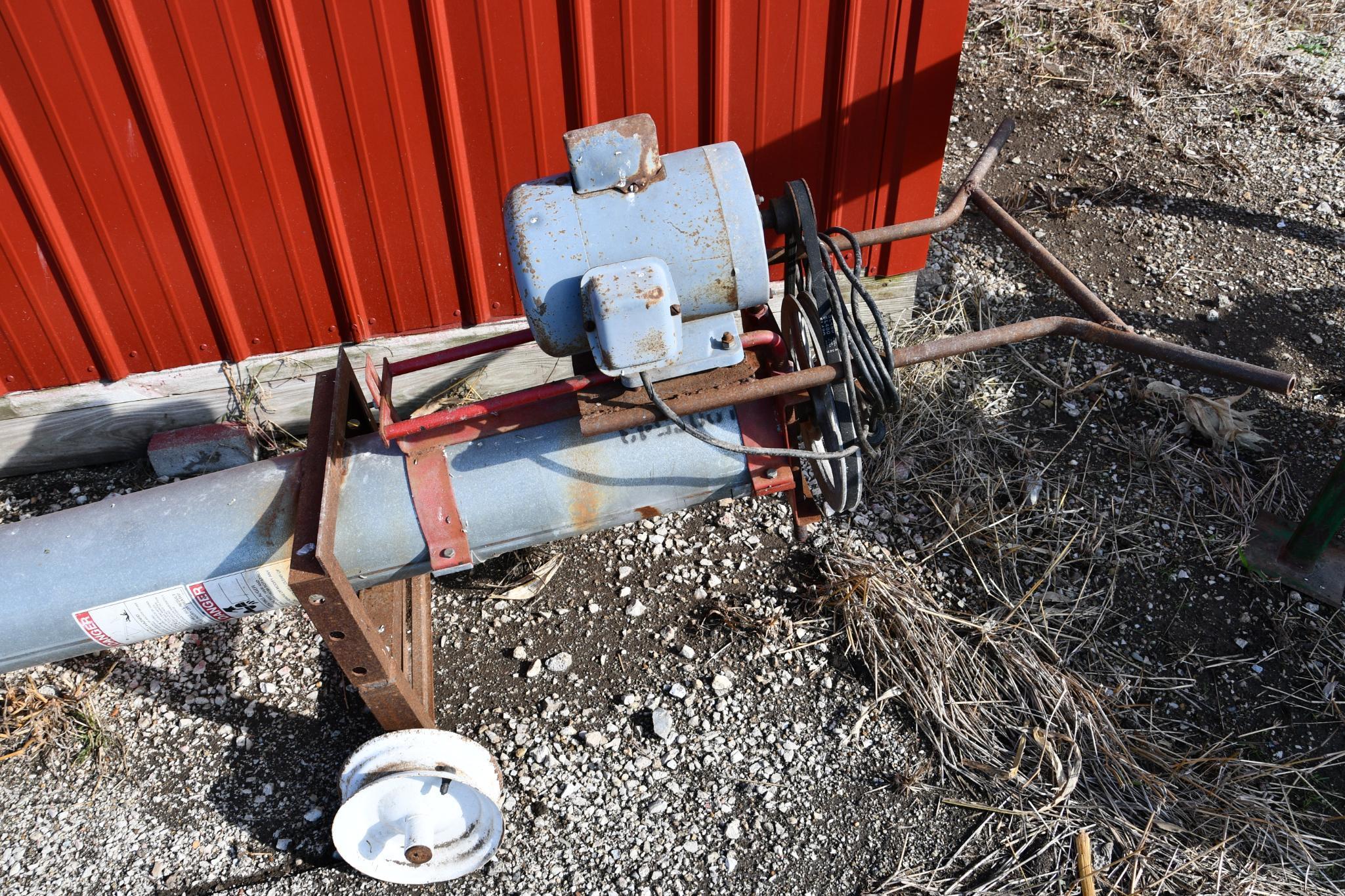 Short transfer auger with hopper