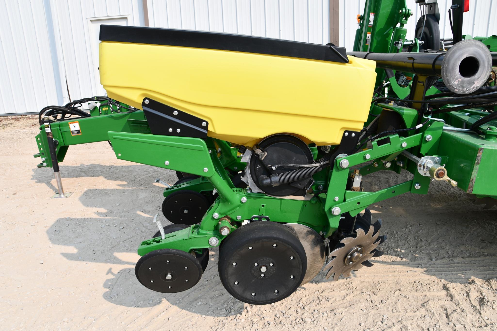 2015 John Deere 1765 1765 12 row 30" planter