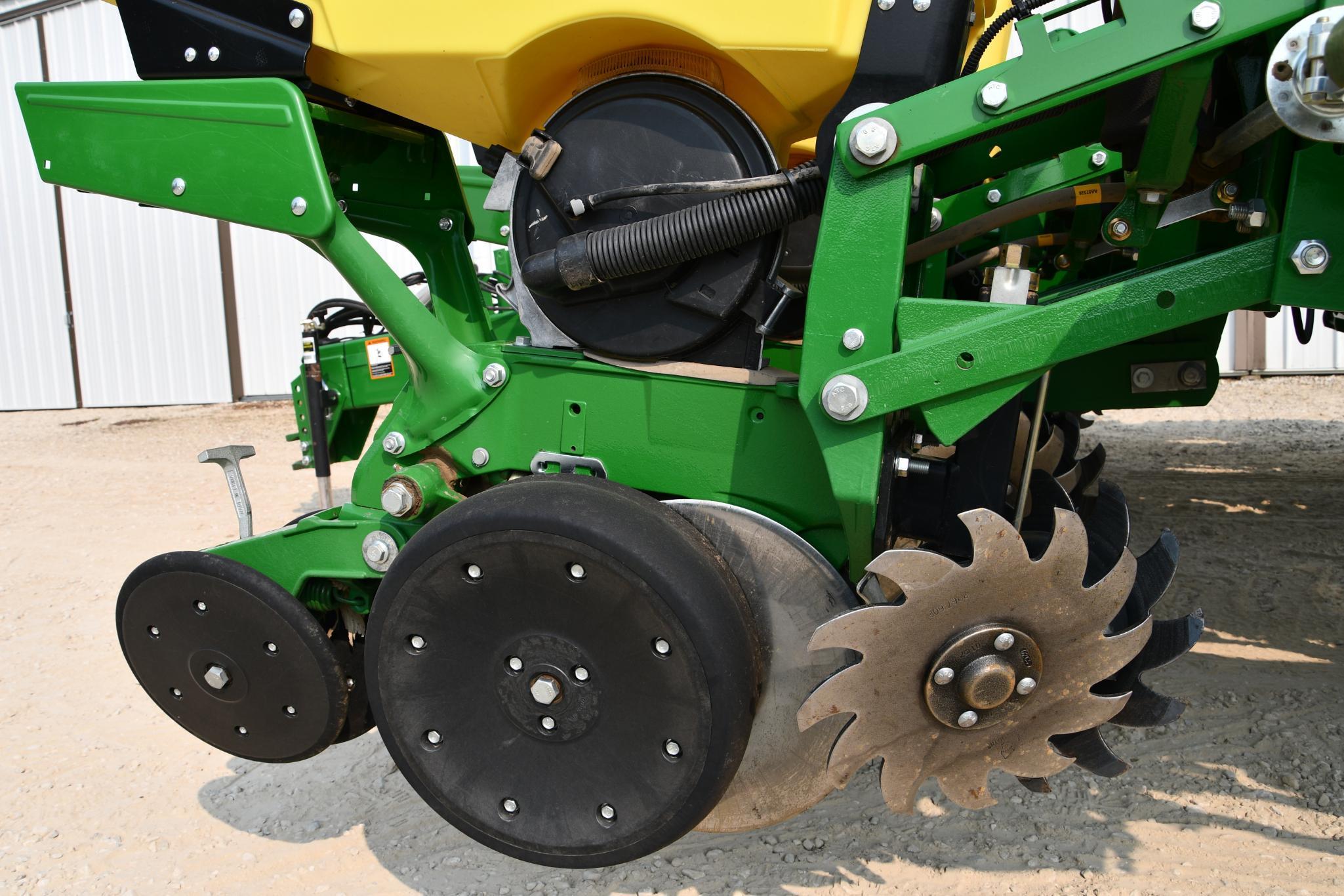 2015 John Deere 1765 1765 12 row 30" planter