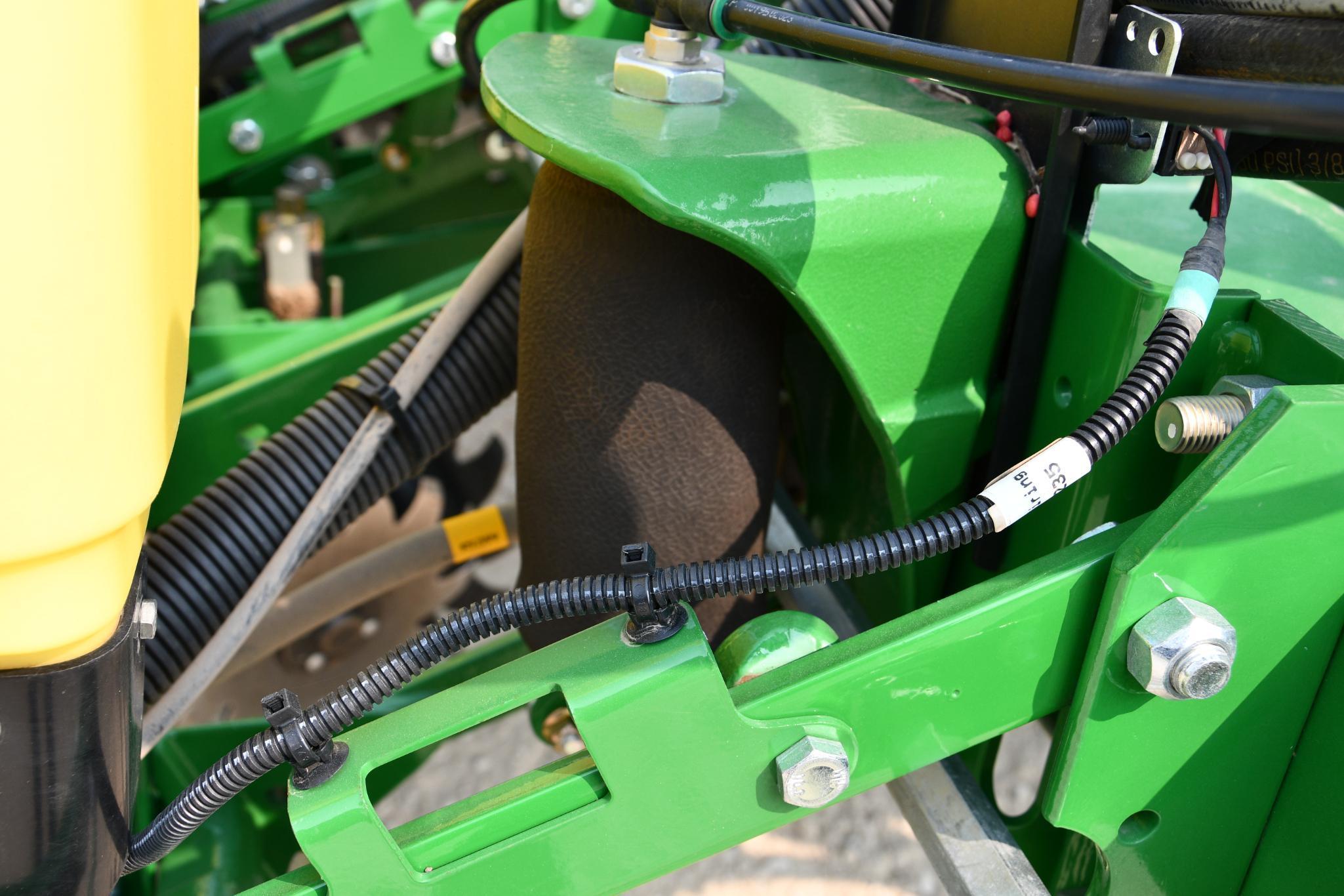 2015 John Deere 1765 1765 12 row 30" planter