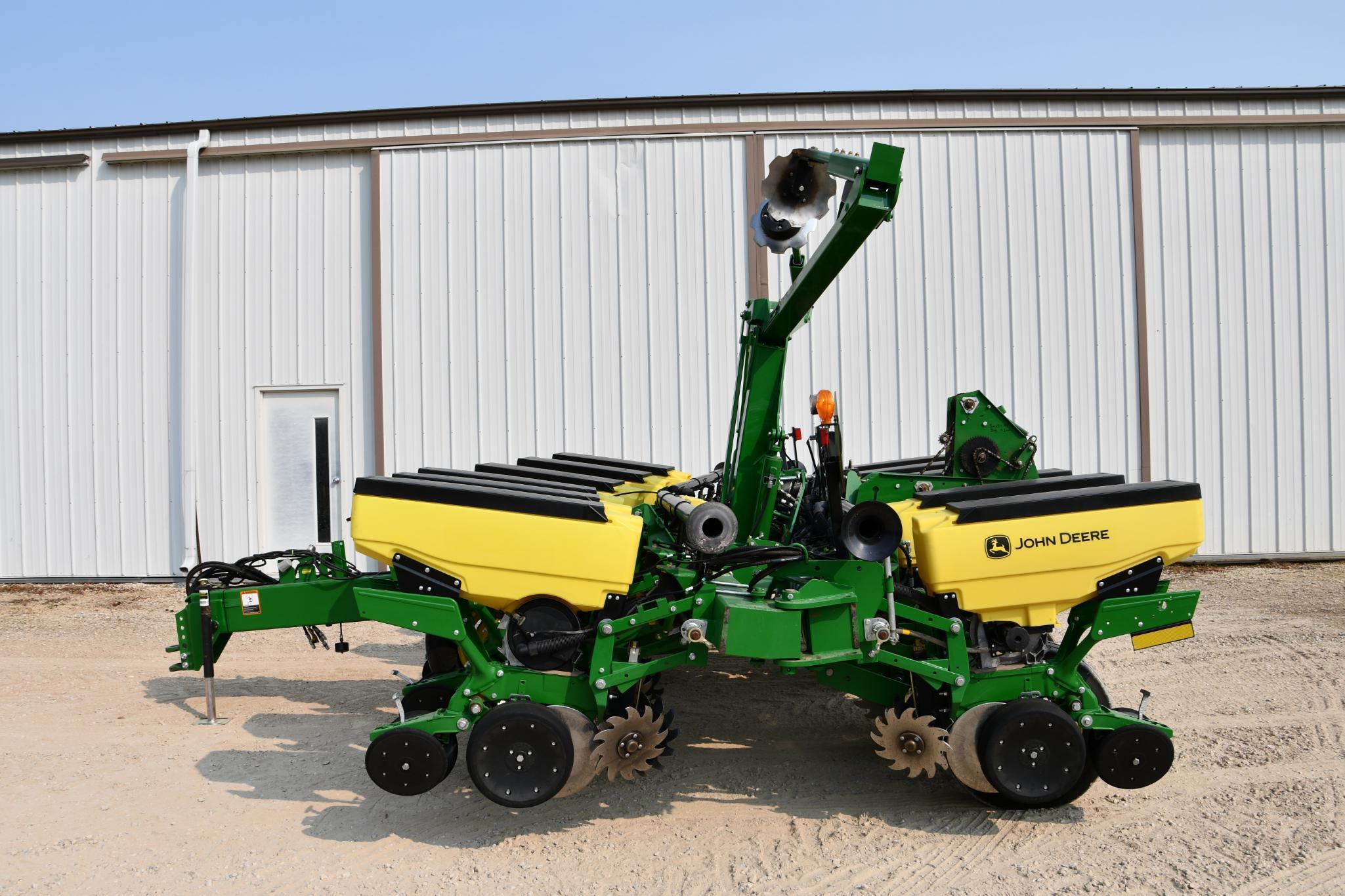 2015 John Deere 1765 1765 12 row 30" planter