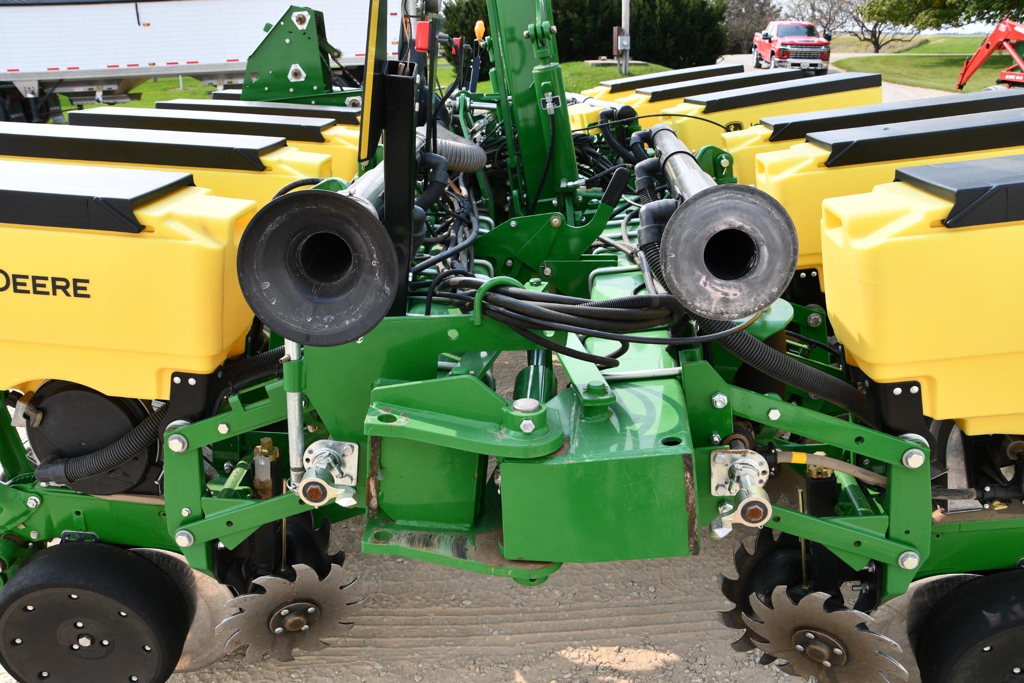2015 John Deere 1765 1765 12 row 30" planter