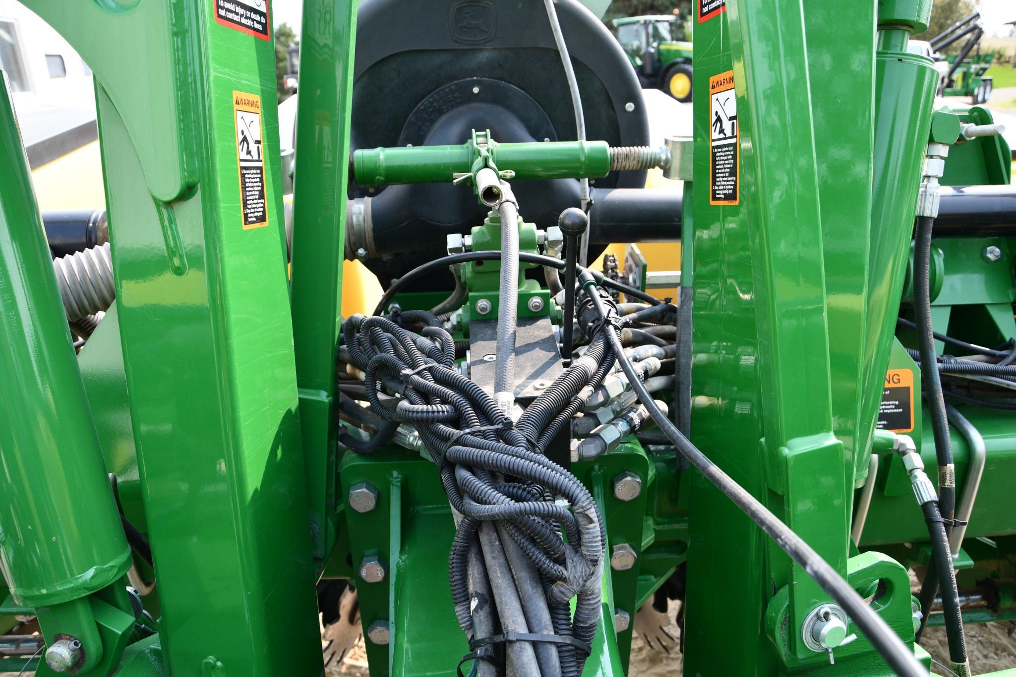 2015 John Deere 1765 1765 12 row 30" planter