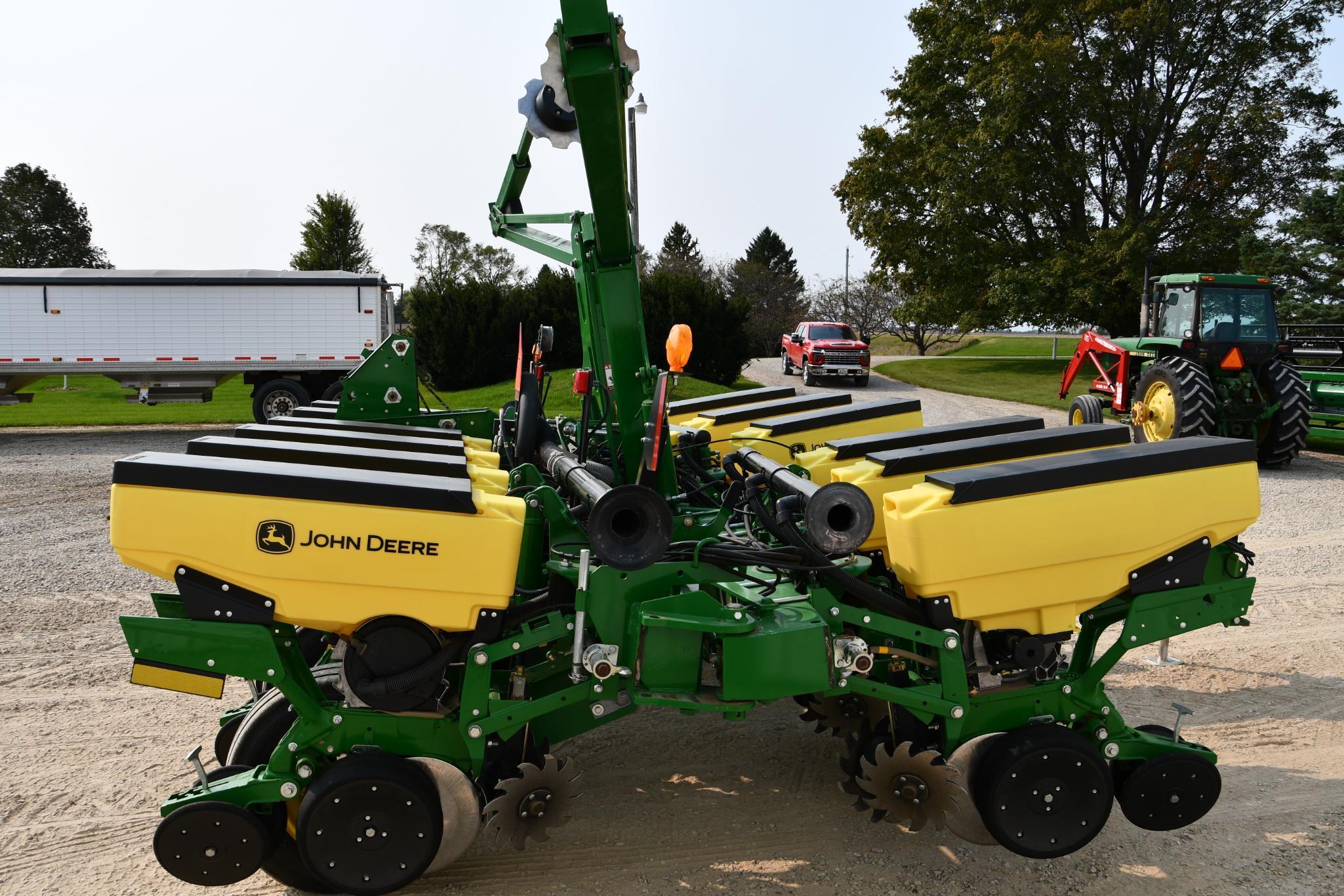 2015 John Deere 1765 1765 12 row 30" planter