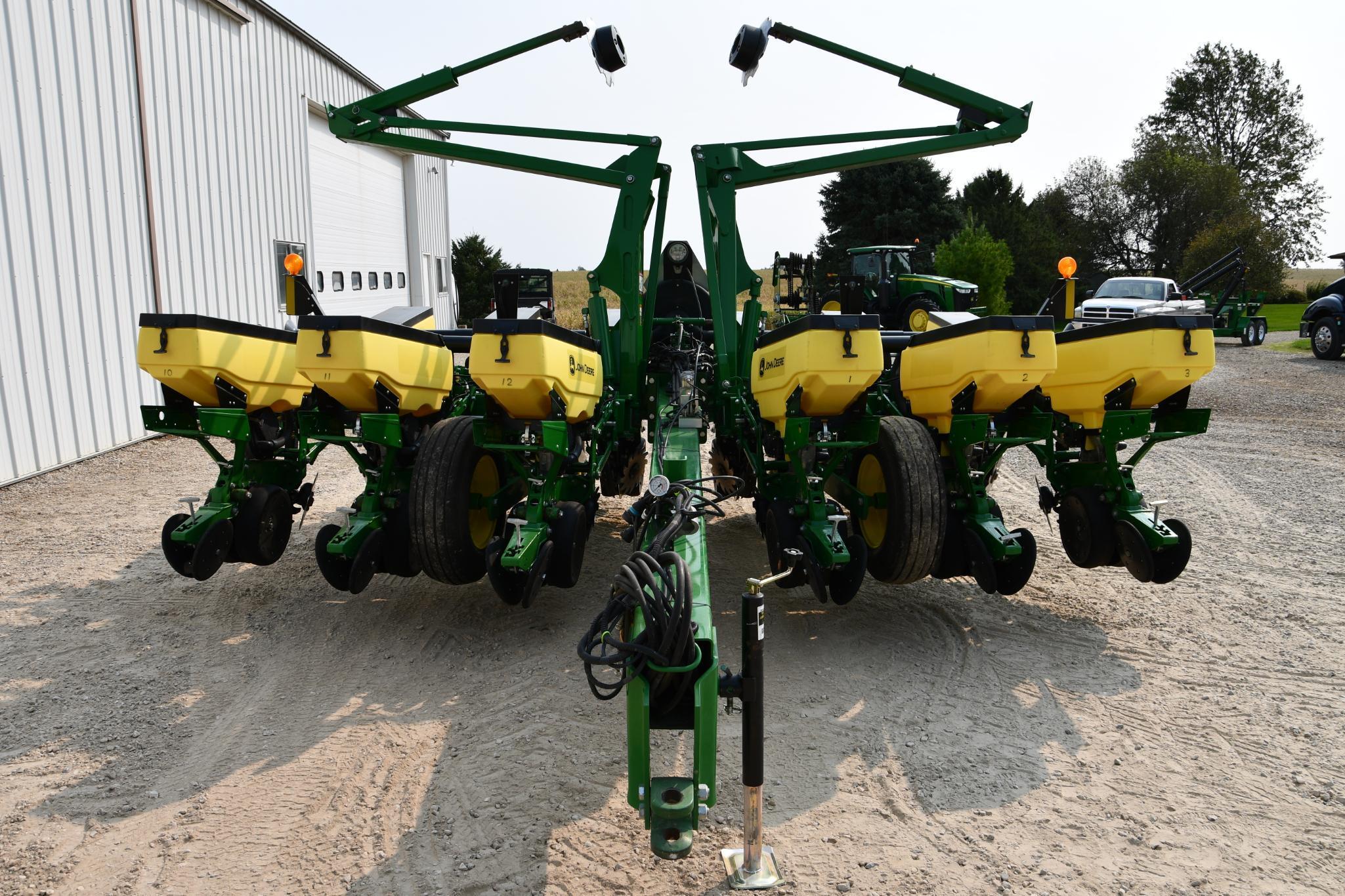 2015 John Deere 1765 1765 12 row 30" planter